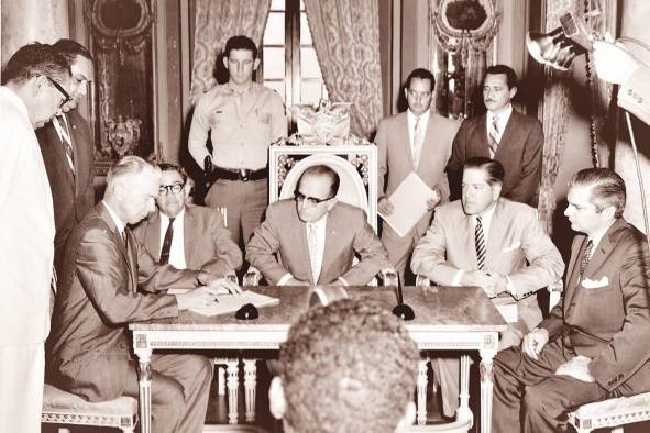 El presidente Roberto F Chiari junto al gobernador de la Zona del Canal, Willian Carter en 1960. El presidente Roberto F Chiari junto al gobernador de la Zona del Canal, Willian Carter en 1960.