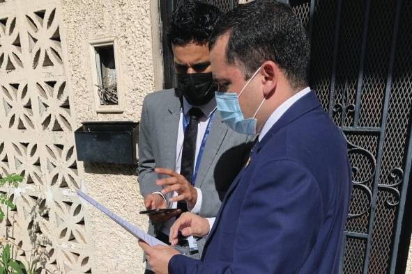 Juan Cajar acudió a la Casa de Paz acompañado de Orestes Arenas, abogado de la Universidad de Panamá. Juan Cajar acudió a la Casa de Paz acompañado de Orestes Arenas, abogado de la Universidad de Panamá.