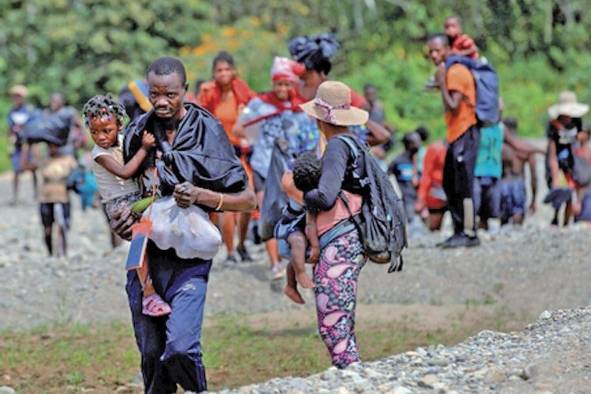 Migrantes arriban a la estación de Bajo Chiquito, Darién, donde arriban mil personas diarias Migrantes arriban a la estación de Bajo Chiquito, Darién, donde arriban mil personas diarias