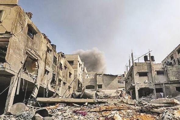 Una nube de humo surge detrás de unos edificios tras un bombardeo israelí el pasado 23 de octubre en la ciudad de Gaza. Una nube de humo surge detrás de unos edificios tras un bombardeo israelí el pasado 23 de octubre en la ciudad de Gaza.