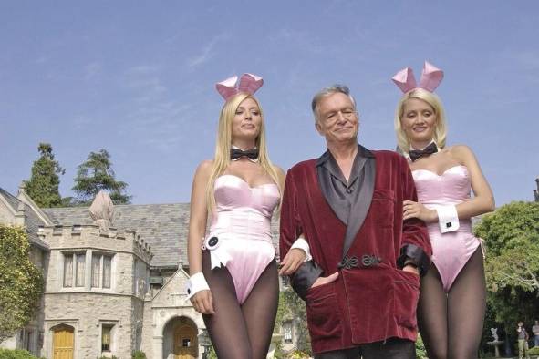 Hefner posa con dos conejitas. Holly Madison (der.), ex novia de Hefner comentó sobre las noches de orgías y de fiestas con otros millonarios donde abusaban a las mujeres. Hefner posa con dos conejitas. Holly Madison (der.), ex novia de Hefner comentó sobre las noches de orgías y de fiestas con otros millonarios donde abusaban a las mujeres.