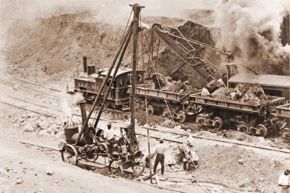 La presa de tierra de Gatún fue la más grande construida en su momento. La presa de tierra de Gatún fue la más grande construida en su momento.