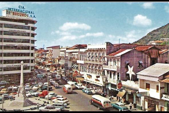 Avenida Central y plaza 5 de Mayo. Circa 1960. La popularización del automóvil y el transporte público facilitó la expansión del extrarradio manteniendo aun los centros comerciales y administrativos en el centro histórico durante buena parte del siglo XX. Avenida Central y plaza 5 de Mayo. Circa 1960. La popularización del automóvil y el transporte público facilitó la expansión del extrarradio manteniendo aun los centros comerciales y administrativos en el centro histórico durante buena parte del siglo XX.