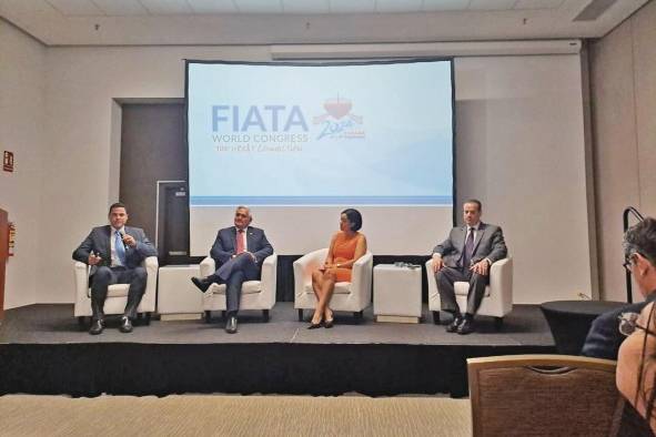 El presidente de Apac, Ángel Sánchez; el presidente honorario Jorge Luis Quijano; la directora de ventas de Promtur Panamá, Eugenia Powel, y el presidente de COEL, Edgar Urrutia El presidente de Apac, Ángel Sánchez; el presidente honorario Jorge Luis Quijano; la directora de ventas de Promtur Panamá, Eugenia Powel, y el presidente de COEL, Edgar Urrutia