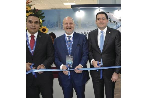 El gerente de la Zona Libre de Colón, Giovanni Ferrari, junto a autoridades en la apertura del estand. El gerente de la Zona Libre de Colón, Giovanni Ferrari, junto a autoridades en la apertura del estand.