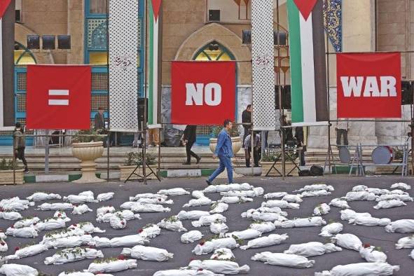 En la plaza palestina de Teherán colocan símiles de cadáveres de niños. En la plaza palestina de Teherán colocan símiles de cadáveres de niños.