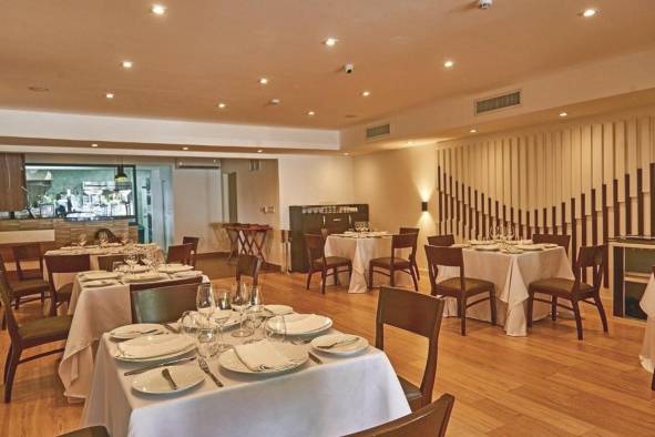 El restaurante es acogedor, tiene capacidad para 28 personas El restaurante es acogedor, tiene capacidad para 28 personas
