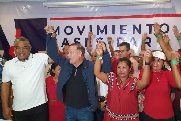 Pedro Miguel Gozález junto a simpatizantes. Pedro Miguel Gozález junto a simpatizantes.
