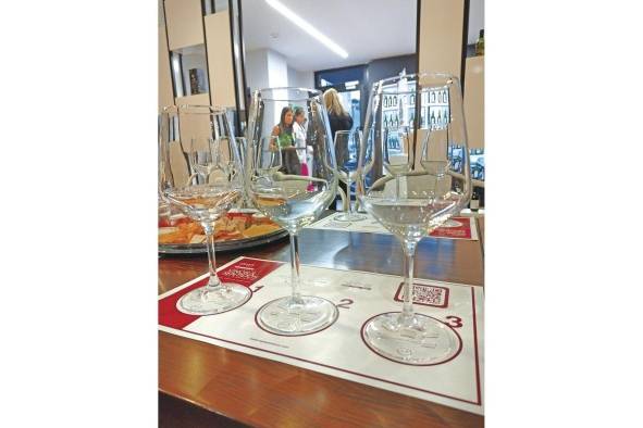 Puesto de cata, tres interesantes vinos orgánicos. Puesto de cata, tres interesantes vinos orgánicos.