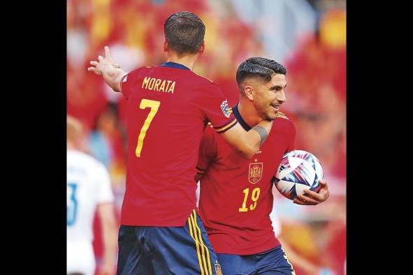 Carlos Soler y Álvaro Morata durante un partido de la Nations League ante República Checa. Carlos Soler y Álvaro Morata durante un partido de la Nations League ante República Checa.