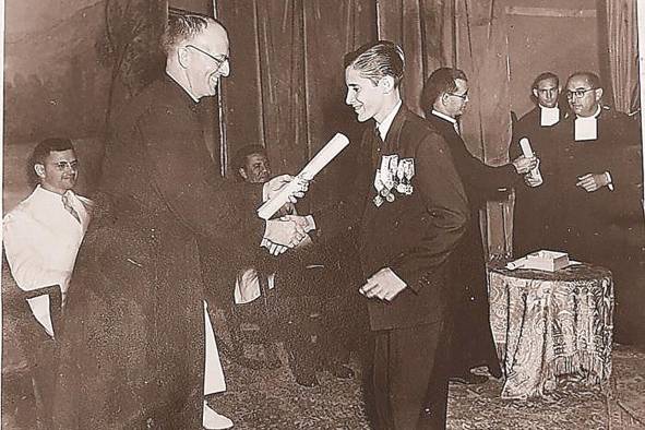 Fotografía que registra la graduación de Luis H. Moreno como bachiller en letras y ciencias en el colegio La Salle. Fotografía que registra la graduación de Luis H. Moreno como bachiller en letras y ciencias en el colegio La Salle.