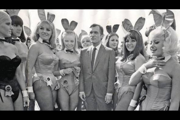 Hugh Hefner junto con un séquito de 'conejitas' en 1966. Hugh Hefner junto con un séquito de 'conejitas' en 1966.