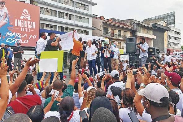 Fábrega presidió junto a otros ediles una concurrida manifestación en la plaza 5 de Mayo. Fábrega presidió junto a otros ediles una concurrida manifestación en la plaza 5 de Mayo.