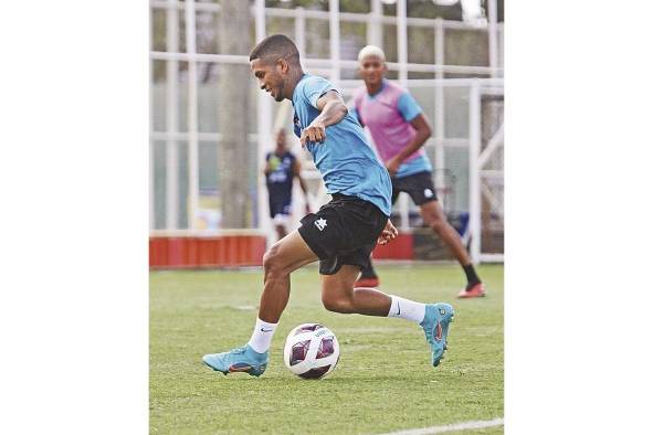 Yanis durante un entrenamiento con Potros del Este. Yanis durante un entrenamiento con Potros del Este.