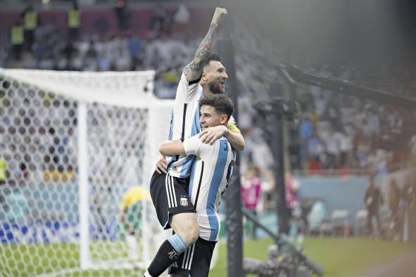 Julián Álvarez celebra un gol con Lionel Messi. Julián Álvarez celebra un gol con Lionel Messi.