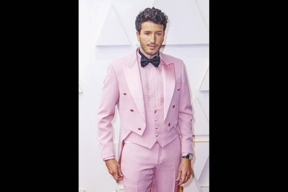 Sebastián Yatra posa en la alfombra roja a su llegada a la entrega de los premios Óscar. Sebastián Yatra posa en la alfombra roja a su llegada a la entrega de los premios Óscar.