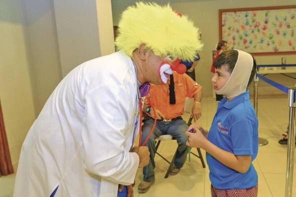 Médicos de la fundación se visten de payasos para hacer menos traumática la atención a los niños. Médicos de la fundación se visten de payasos para hacer menos traumática la atención a los niños.