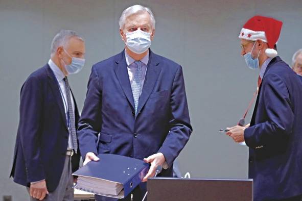 El negociador comunitario Michel Barnier (c) deposita en la mesa el archivador con las 2,000 páginas del acuerdo alcanzado con el Reino Unido, en presencia de delegados griegos, durante la reunión extraordinaria convocada este viernes en Bruselas para explicar los detalles del acuerdo del Brexit. El negociador comunitario Michel Barnier (c) deposita en la mesa el archivador con las 2,000 páginas del acuerdo alcanzado con el Reino Unido, en presencia de delegados griegos, durante la reunión extraordinaria convocada este viernes en Bruselas para explicar los detalles del acuerdo del Brexit.