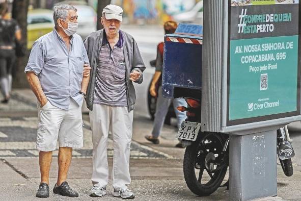 Un adulto mayor ayuda a caminar a un anciano, en Río de Janeiro (Brasil), en una fotograía de archivo. Un adulto mayor ayuda a caminar a un anciano, en Río de Janeiro (Brasil), en una fotograía de archivo.