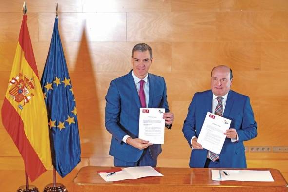 El presidente del Gobierno español en funciones y líder del PSOE, Pedro Sánchez, y el presidente del PNV, Andoni Ortuzar, firman un acuerdo que garantiza la investidura de Sánchez como jefe del Ejecutivo. El presidente del Gobierno español en funciones y líder del PSOE, Pedro Sánchez, y el presidente del PNV, Andoni Ortuzar, firman un acuerdo que garantiza la investidura de Sánchez como jefe del Ejecutivo.