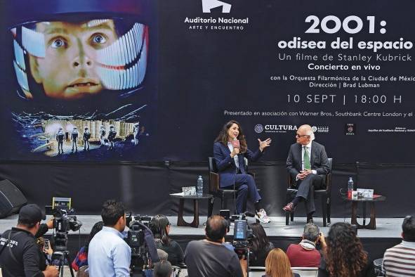 La secretaria de Cultura de la ciudad de México, Claudia Curiel (i), y el coordinador ejecutivo del Auditorio Nacional, Eduardo Lagunes (d) participan en la presentación del proyecto. La secretaria de Cultura de la ciudad de México, Claudia Curiel (i), y el coordinador ejecutivo del Auditorio Nacional, Eduardo Lagunes (d) participan en la presentación del proyecto.