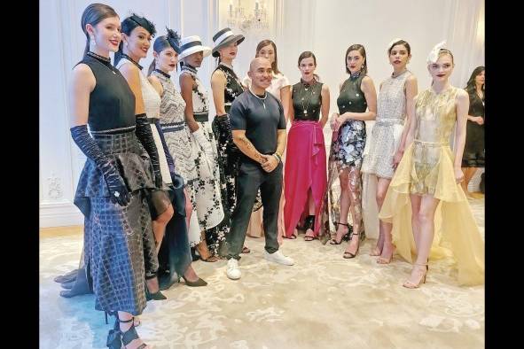 El diseñador colombiano Raúl Peñaranda saluda al público acompañado de sus modelos, al final de la presentación de la colección 'Imparable'. El diseñador colombiano Raúl Peñaranda saluda al público acompañado de sus modelos, al final de la presentación de la colección 'Imparable'.