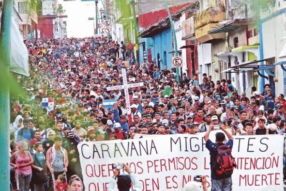 Migrantes caminan en caravana para intentar llegar a EE.UU. desde la ciudad de Tapachula, estado de Chiapas (México). Migrantes caminan en caravana para intentar llegar a EE.UU. desde la ciudad de Tapachula, estado de Chiapas (México).