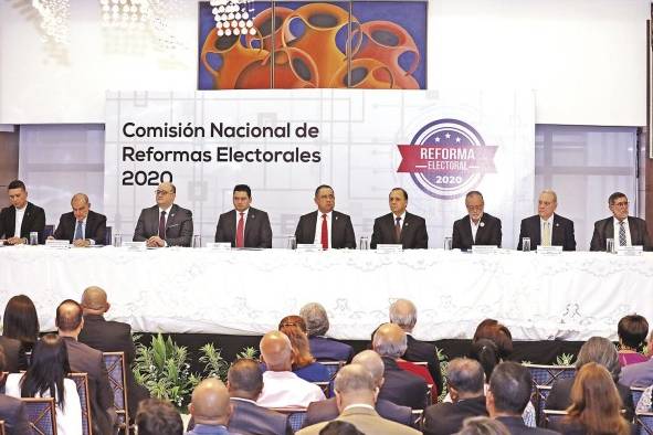 La Comisión Nacional de Reformas Electorales se reunirá una vez a la semana para discutir los cambios. La Comisión Nacional de Reformas Electorales se reunirá una vez a la semana para discutir los cambios.