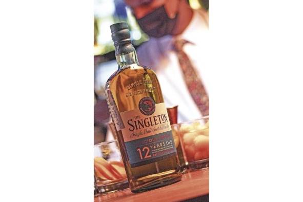 The Singleton evita las notas de cata tradicionales y puede describirse como sublimemente suave con una cadencia afrutada. The Singleton evita las notas de cata tradicionales y puede describirse como sublimemente suave con una cadencia afrutada.