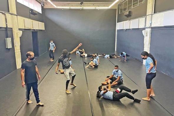 El 5% de los jóvenes que están vinculados a las artes escénicas serán bailarines, pero desarrollan otras competencias. El 5% de los jóvenes que están vinculados a las artes escénicas serán bailarines, pero desarrollan otras competencias.