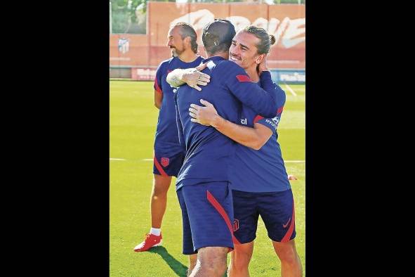 El francés Antoine Griezmann (d), último fichaje del Atlético de Madrid, saluda a su entrenador, Diego Simeone. El francés Antoine Griezmann (d), último fichaje del Atlético de Madrid, saluda a su entrenador, Diego Simeone.
