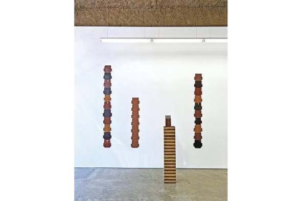 De derecha a izquierda: Vasijas I, 2019; Vasijas III (human scale), 2022; Indio I, 2022; Vasijas II, 2019. De derecha a izquierda: Vasijas I, 2019; Vasijas III (human scale), 2022; Indio I, 2022; Vasijas II, 2019.