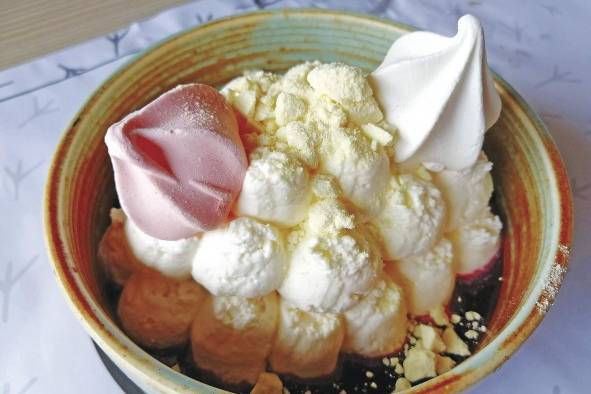 El postre, un pavlova de frambuesas El postre, un pavlova de frambuesas