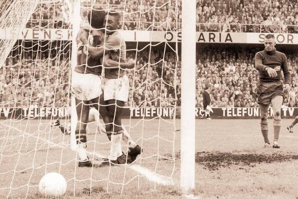 Su debut deportivo fue el 7 de septiembre de 1956. Su debut deportivo fue el 7 de septiembre de 1956.