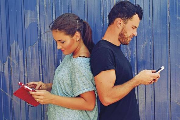Existen aplicaciones que facilitan el trabajo empírico de gente que edita convenientemente una foto para vendernos un mundo irreal. Existen aplicaciones que facilitan el trabajo empírico de gente que edita convenientemente una foto para vendernos un mundo irreal.