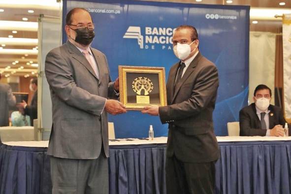 El director de 'La Decana', Gerardo Berroa, recibió la condecoración 'Periodista distinguido del año' por parte del director del Banco Nacional, Javier Carrizo. “Este reconocimiento lo recibo con mucha humildad, hoy que conmemoramos el Día del Periodista en honor a Gaspar Octavio Hernández, quien falleciera redactando un editorial en 'La Estrella de Panamá', periódico que me honro en dirigir”, dijo Berroa. El director de 'La Decana', Gerardo Berroa, recibió la condecoración 'Periodista distinguido del año' por parte del director del Banco Nacional, Javier Carrizo. “Este reconocimiento lo recibo con mucha humildad, hoy que conmemoramos el Día del Periodista en honor a Gaspar Octavio Hernández, quien falleciera redactando un editorial en 'La Estrella de Panamá', periódico que me honro en dirigir”, dijo Berroa.