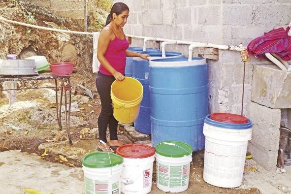 Incluso urbes importantes como al ciudad de Panamá o Colón sufren problemas de suministro de agua. Incluso urbes importantes como al ciudad de Panamá o Colón sufren problemas de suministro de agua.