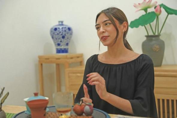 Samantha Fung,con ascendencia china, fue nuestra anfitriona. Samantha Fung,con ascendencia china, fue nuestra anfitriona.