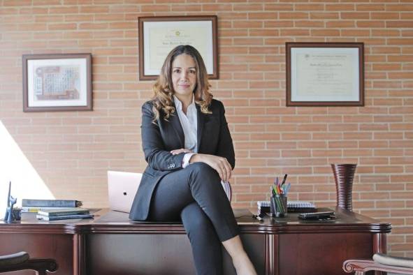 Macollins es madre, empresaria y abogada; amante de su patria y entregada al activismo por los derechos humanos. Macollins es madre, empresaria y abogada; amante de su patria y entregada al activismo por los derechos humanos.