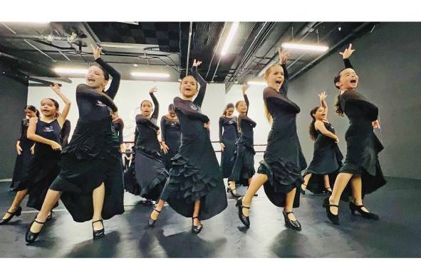 Durante tres meses, las 35 bailarinas se han ido preparando para el espectáculo Durante tres meses, las 35 bailarinas se han ido preparando para el espectáculo