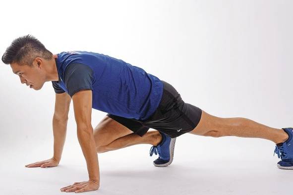Los ejercicios en casa también son considerados por los hombres para fortalecer el cuerpo. Los ejercicios en casa también son considerados por los hombres para fortalecer el cuerpo.