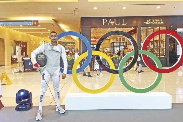El esgrimista panameño Hernán Laguerre se abre paso en la competencia y en los estudios. El esgrimista panameño Hernán Laguerre se abre paso en la competencia y en los estudios.