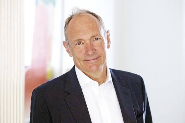 El inventor y científico de computación sir Tim Berners-Lee fue condecorado como caballero por la reina Isabel II, en 2004. El inventor y científico de computación sir Tim Berners-Lee fue condecorado como caballero por la reina Isabel II, en 2004.