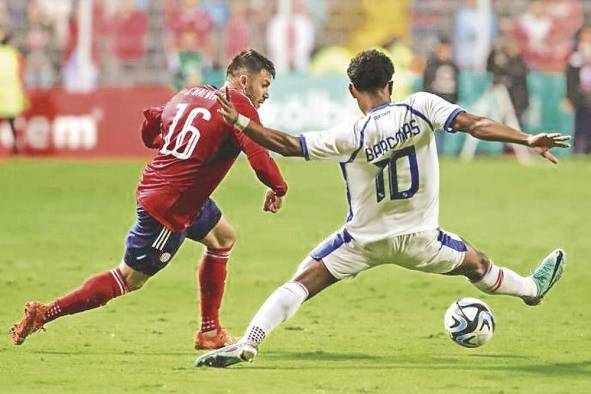 Jefry Valverde (i) de Costa Rica disputa el balón con Edgar Bárcenas de Panamá en un partido de la Liga Naciones de la Concacaf entre Costa Rica y Panamá en el estadio Ricardo Saprissa en San José. Jefry Valverde (i) de Costa Rica disputa el balón con Edgar Bárcenas de Panamá en un partido de la Liga Naciones de la Concacaf entre Costa Rica y Panamá en el estadio Ricardo Saprissa en San José.