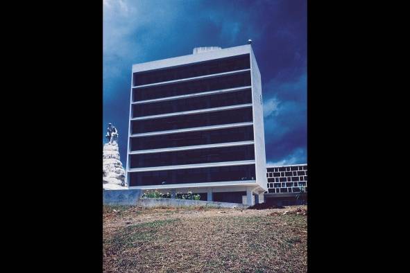 Biblioteca de la Universidad de Panamá. Véase el monumento a Miguel de Cervantes, reubicado desde la plaza en el barrio de La Exposición. Biblioteca de la Universidad de Panamá. Véase el monumento a Miguel de Cervantes, reubicado desde la plaza en el barrio de La Exposición.