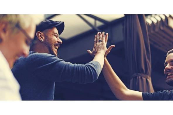 A través del contacto físico es posible activar las hormonas de la felicidad. A través del contacto físico es posible activar las hormonas de la felicidad.