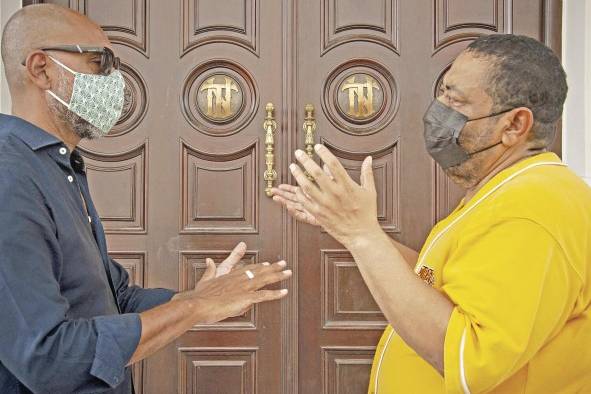 Humberto Vélez y Ahmed Bolívar Sánchez discuten ideas a las puertas del Teatro Nacional. Humberto Vélez y Ahmed Bolívar Sánchez discuten ideas a las puertas del Teatro Nacional.