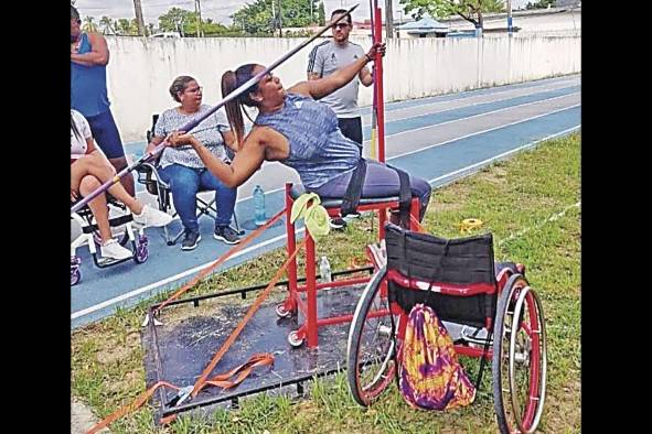 Nadeska McKenzie realiza lanzamientos de la jabalina, durante una de las prácticas realizada por la organización paralímpica. Nadeska McKenzie realiza lanzamientos de la jabalina, durante una de las prácticas realizada por la organización paralímpica.