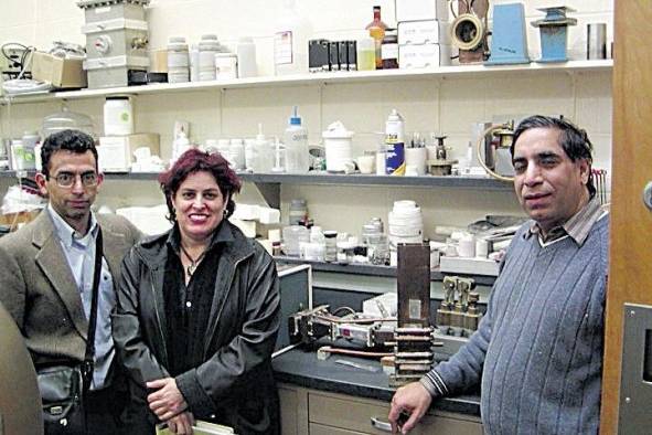 Primeros colaboradores: Dr. José A. Stoute (médico, Penn State), Dra. Carmenza Spadafora (Indicasat) y Dr. Dinesh Agrawal (físico de Penn State). Primeros colaboradores: Dr. José A. Stoute (médico, Penn State), Dra. Carmenza Spadafora (Indicasat) y Dr. Dinesh Agrawal (físico de Penn State).
