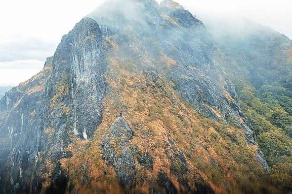 La Sagrada Montaña, Cerro Peña Blanca, en donde todavía se rinde tributo a Jirondai en la Comarca Ngäbe Buglé La Sagrada Montaña, Cerro Peña Blanca, en donde todavía se rinde tributo a Jirondai en la Comarca Ngäbe Buglé